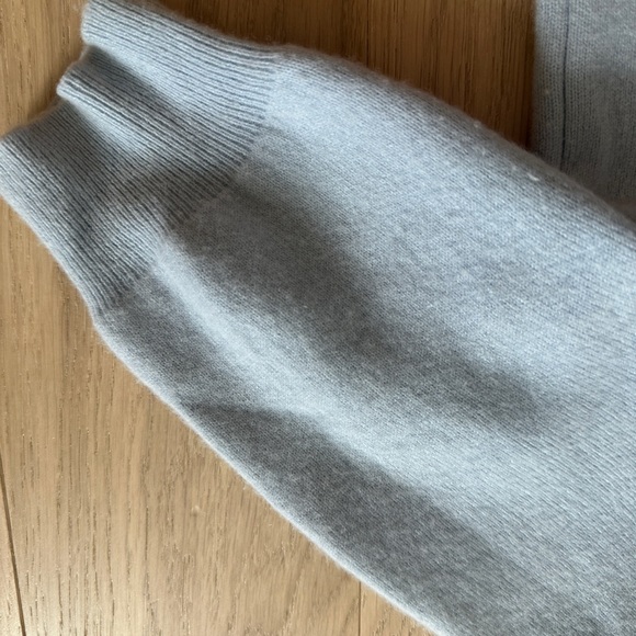 The row wool and cashmere baby blue crop top sweater - Picture 5 of 7